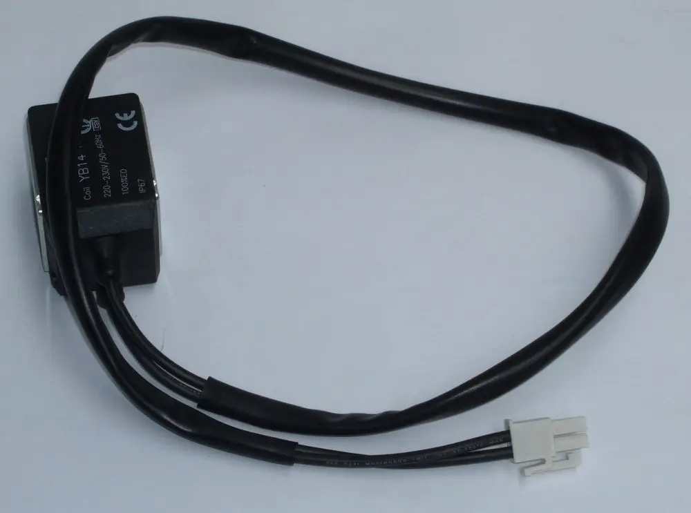 Daikin elektrische Spule mit zwei Kabeln, einem schwarzen Stecker und einem weißen Stecker, für den Einsatz in Heizsystemen.